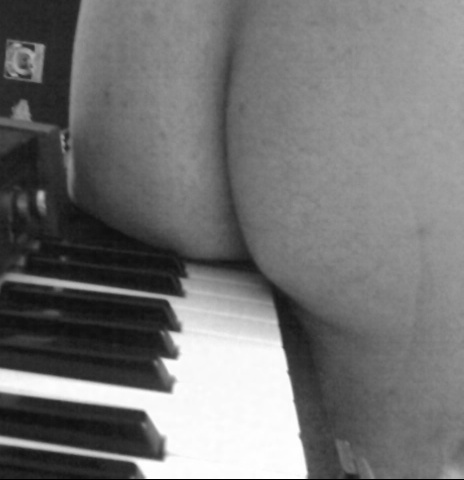 musique-piano-fesses-nb-img[1].jpg