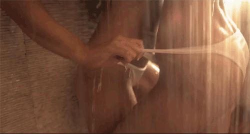 Blondes enlacées sous la douche.gif