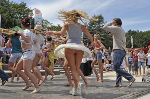 Danse de rue , jupe blanche volante.jpg