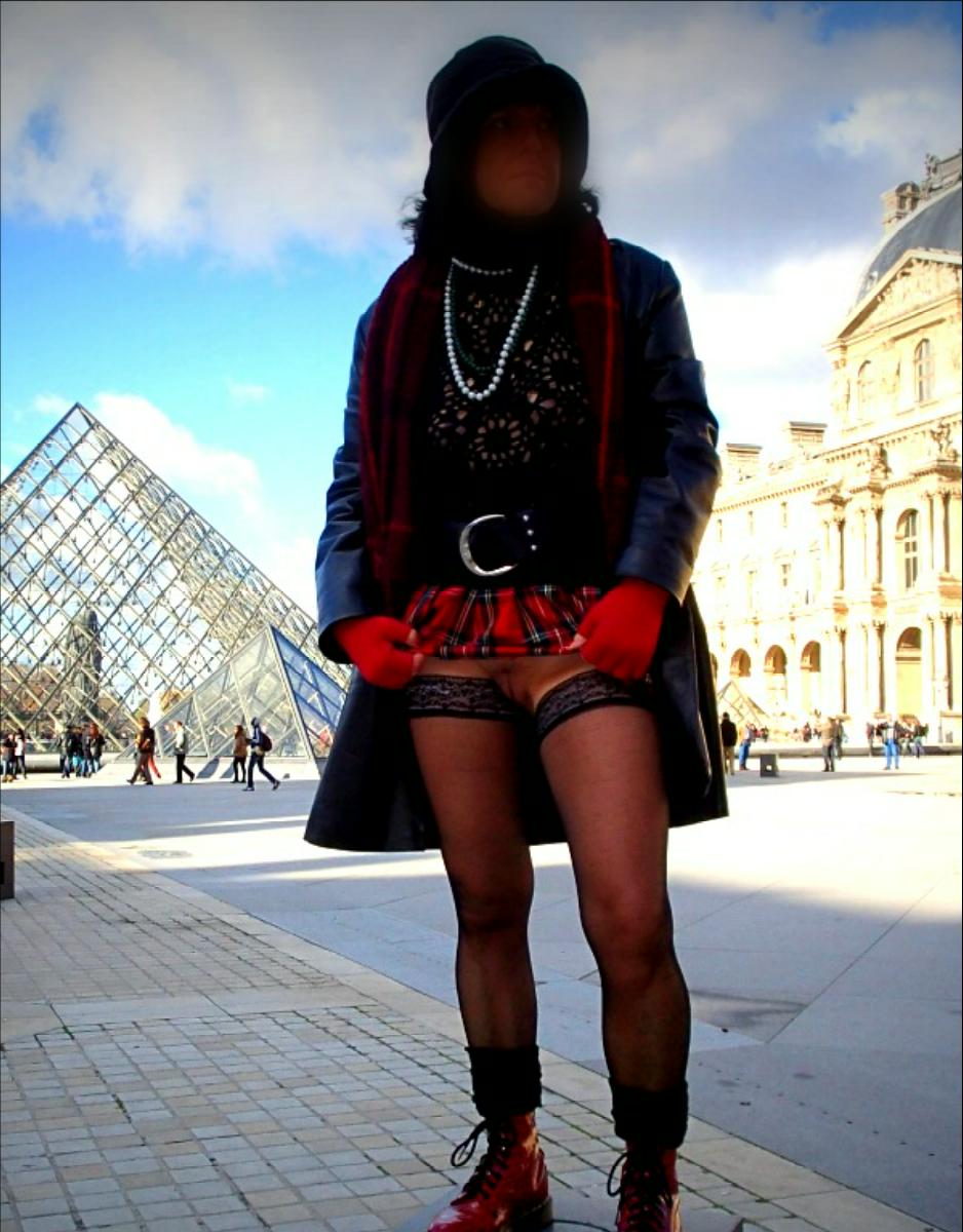 En Kilt rouge et noir aux pyramides du Louvre.jpg