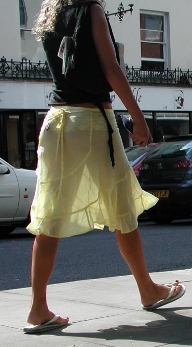 Marcheuse en Jupe jaune Transparente .jpg