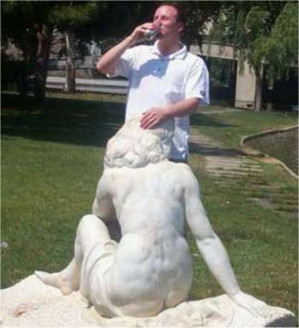 insolite_blowjob_jokestatue.jpg