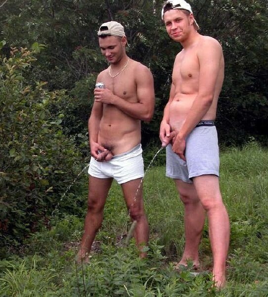 Men-sharing-a-pee.jpg
