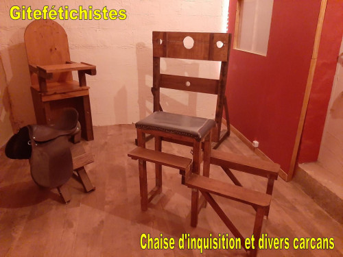 Chaise d'inquisition et divers carcans.jpg