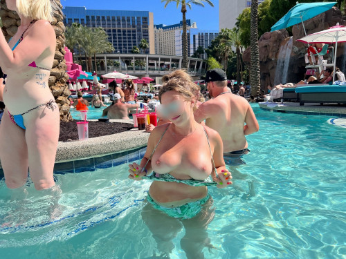 turned-a-few-heads-at-the-flamingoo.jpg