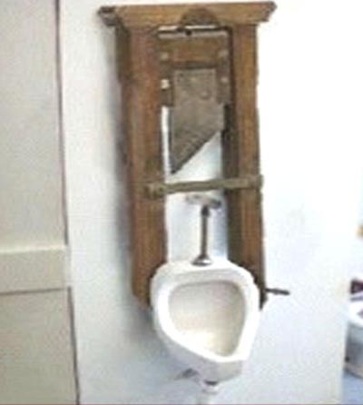 toilettes guillotine.jpg