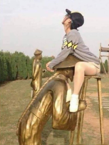 xstatue-lick.jpg